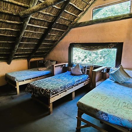 Elephant Trail Guesthouse and Backpackers Kasane Extérieur photo