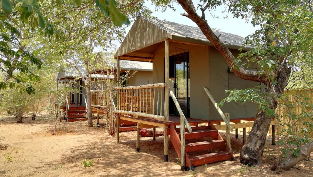 Elephant Trail Guesthouse and Backpackers Kasane Extérieur photo