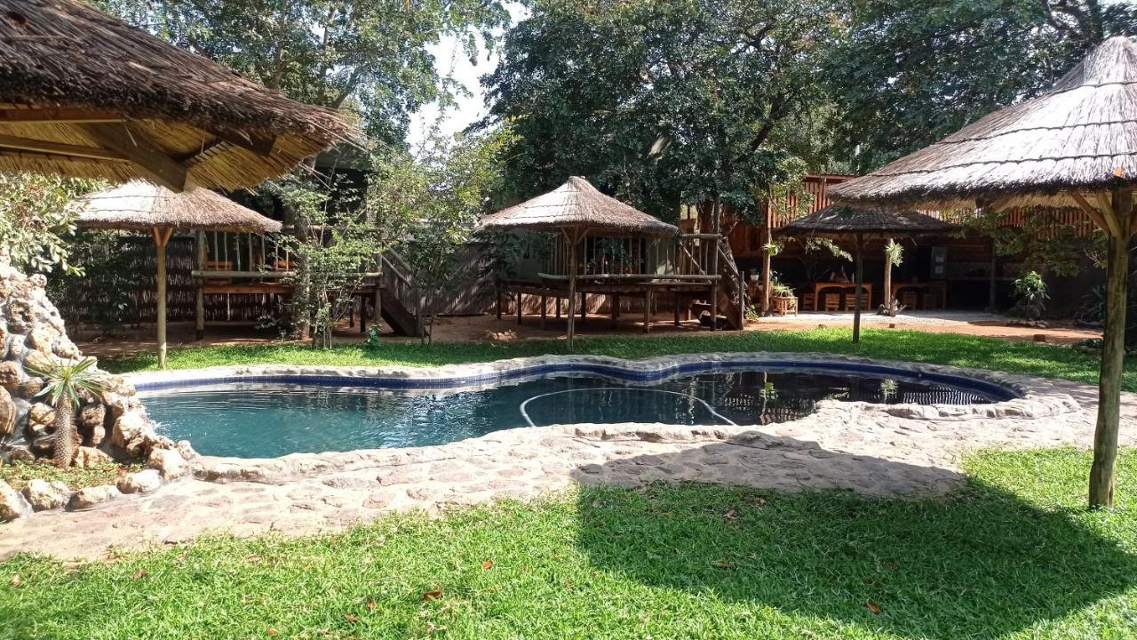 Elephant Trail Guesthouse and Backpackers Kasane Extérieur photo