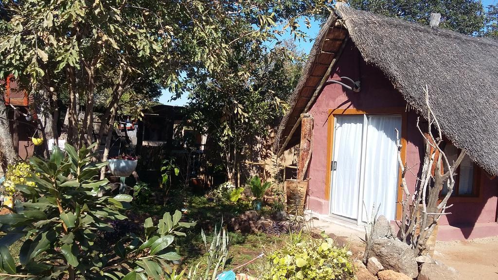 Elephant Trail Guesthouse and Backpackers Kasane Extérieur photo