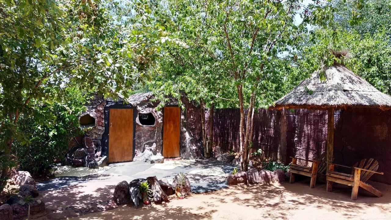Elephant Trail Guesthouse and Backpackers Kasane Extérieur photo