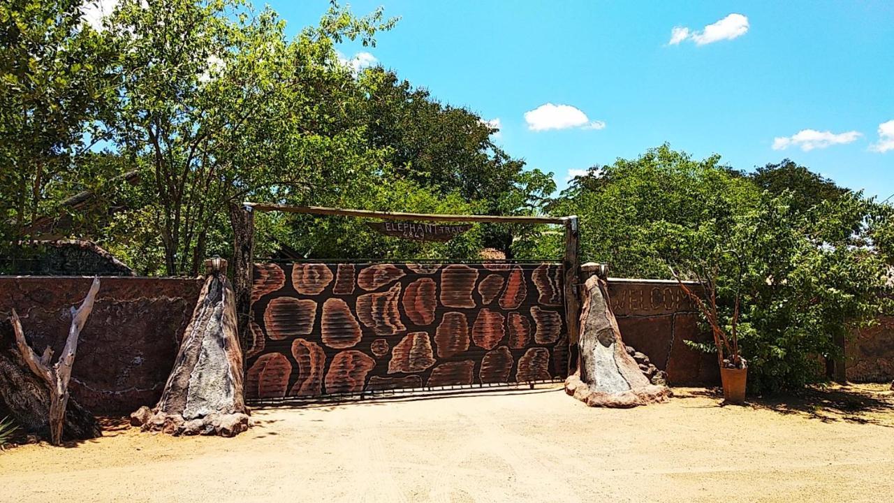Elephant Trail Guesthouse and Backpackers Kasane Extérieur photo