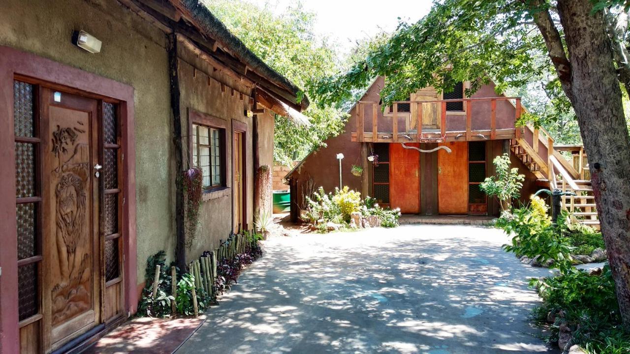 Elephant Trail Guesthouse and Backpackers Kasane Extérieur photo