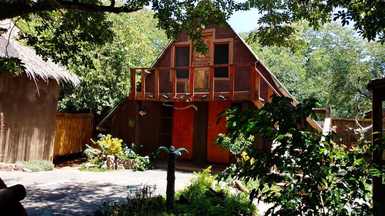 Elephant Trail Guesthouse and Backpackers Kasane Extérieur photo