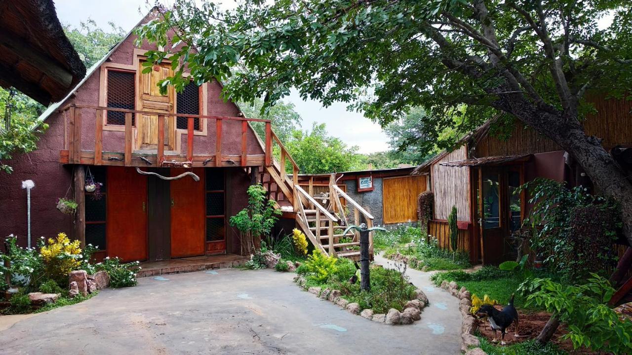 Elephant Trail Guesthouse and Backpackers Kasane Extérieur photo
