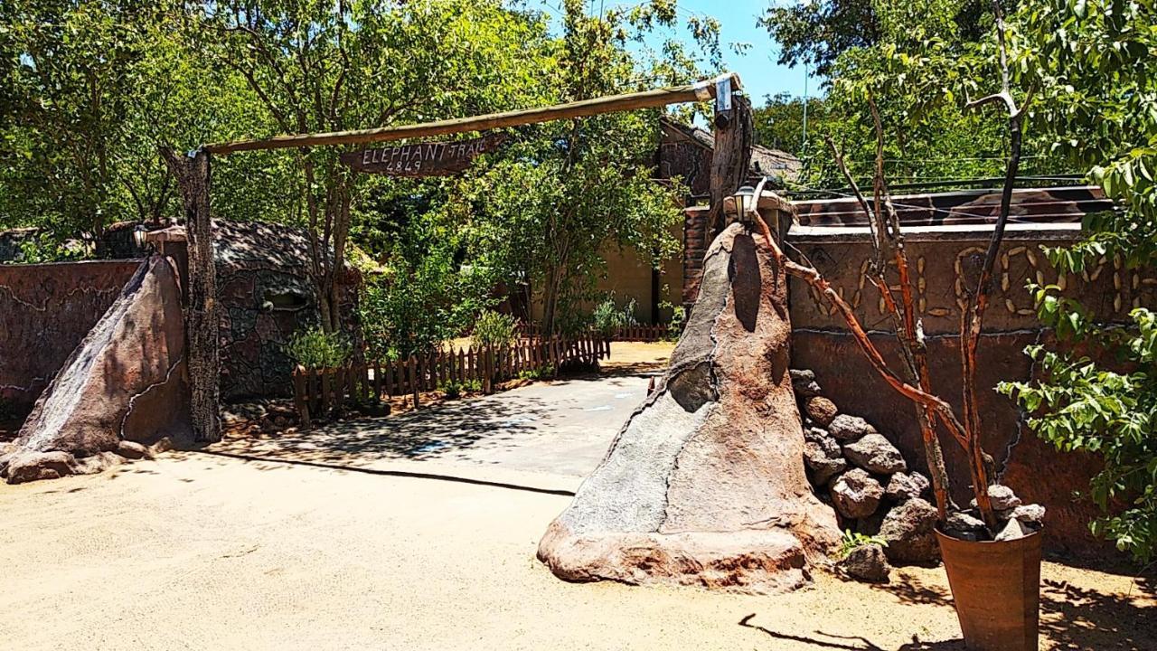 Elephant Trail Guesthouse and Backpackers Kasane Extérieur photo