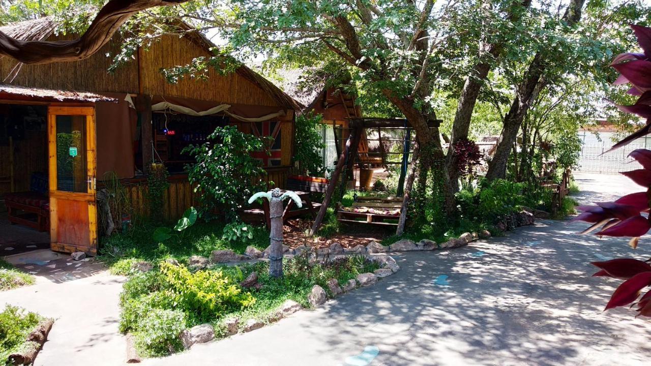 Elephant Trail Guesthouse and Backpackers Kasane Extérieur photo